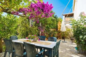 Zahrada ubytování Elegant Villa in Sant Miquel de Balansat with Private Pool