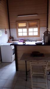 مطبخ أو مطبخ صغير في Appartement d'une chambre avec jardin clos et wifi a Le Vauclin a 5 km de la plage