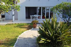 A garden outside Spacious Apartment in Tarragona + Pool