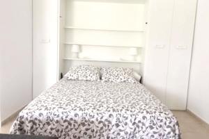 A bed or beds in a room at Spacious Apartment in Tarragona + Pool Még 30 kép