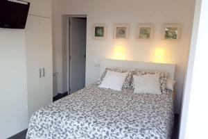 A bed or beds in a room at Spacious Apartment in Tarragona + Pool