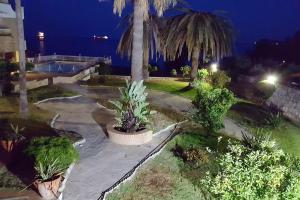 A garden outside Spacious Apartment in Tarragona + Pool