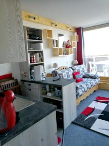 Mâcot La PlagneにあるAppartement d'une chambre a La Plagne Aime 2000 a 10 m des pistes avec vue sur la ville et terrasse amenageeのキッチン、リビングルーム(ソファ付)