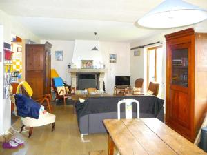 ein Wohnzimmer mit einem Tisch und ein Wohnzimmer mit einem Sofa in der Unterkunft Maison de 4 chambres avec jardin amenage a Plougrescant a 2 km de la plage in Plouguiel