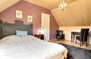 Tempat tidur dalam kamar di Maison de 6 chambres avec jacuzzi jardin amenage et wifi a Plougonven