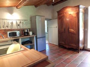 FelicetoにあるAppartement de 2 chambres avec jardin clos et wifi a Felicetoのキッチン(冷蔵庫、カウンタートップ付)