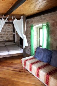 พื้นที่นั่งเล่นของ 2 bedrooms apartement at Betina 60 m away from the beach with sea view furnished terrace and wifi