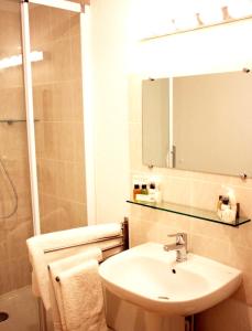 een badkamer met een wastafel en een spiegel bij Appartement de 2 chambres a Thollon les Memises a 500 m des pistes avec vue sur le lac et wifi in Thollon