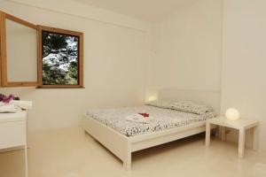 En eller flere senge i et værelse på 5 bedrooms villa with sea view private pool and furnished garden at Altavilla Milicia 1 km away from the beach