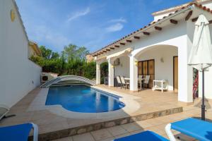 Πισίνα στο ή κοντά στο Charming villa with private pool in Castelló d'Empúries