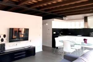 Il comprend un salon avec une table et une cuisine. dans l'établissement One bedroom appartement with furnished terrace and wifi at Olot, à Olot
