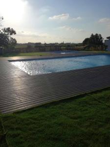 una gran piscina con el sol reflejándose en el agua en 10 bedrooms villa with private pool enclosed garden and wifi at Palmela en Palmela