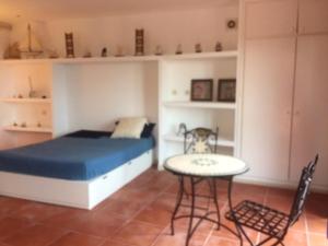 En eller flere senge i et værelse på Luxury Villa in Tamariu + Sea View + 20 billeder