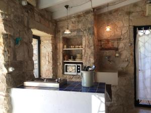 Gallery image of Charming Apartment with Jacuzzi and Sea View - Salve, 85 sqm in Salve