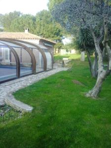 un patio verde con piscina y una casa en Appartement spacieux à Béziers - Vue sur piscine - 90m², en Béziers