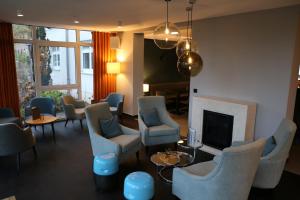 sala de estar con sillas y chimenea en Ringhotel VITALHOTEL ambiente, en Bad Wilsnack