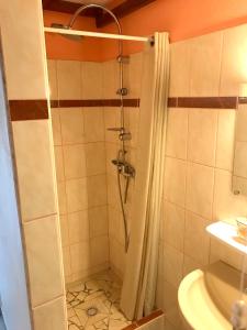 eine Dusche mit Duschvorhang im Bad in der Unterkunft Maison d'une chambre avec jardin clos et wifi a Le Gosier in Le Gosier