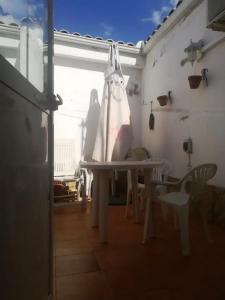 mesa y sillas en una habitación con ventana en 2 bedrooms property with shared pool enclosed garden and wifi at Ubeda, en Úbeda