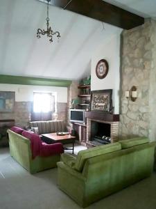 sala de estar con 2 sofás y chimenea en 2 bedrooms property with shared pool enclosed garden and wifi at Ubeda, en Úbeda