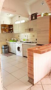 une cuisine avec une machine à laver et un lave-linge dans l'établissement Maison confortable Saint-Gilles, à Saint-Gilles les Bains 8 autres photos