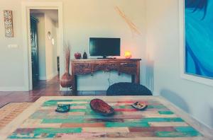 CañameroにあるCharming house in Cañamero with shared poolのテーブル(テレビ付)