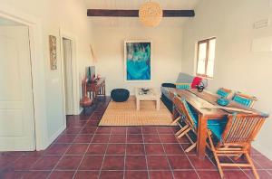 un soggiorno con tavolo, sedie e divano di 2 bedrooms house with shared pool furnished garden and wifi at Canamero a Cañamero