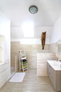 a bathroom with a ladder and a sink at Maison de 3 chambres avec jardin amenage et wifi a Thegra in Thégra