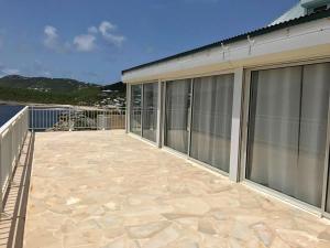Ein Balkon oder eine Terrasse in der Unterkunft 2 bedrooms villa at Saint Barthelemy 500 m away from the beach with sea view private pool and terrace