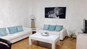 sala de estar con sofá blanco y almohadas azules en One bedroom apartement with sea view jacuzzi and furnished terrace at Boca Chica, en Boca Chica