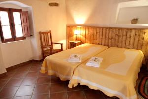 1 dormitorio con 1 cama con 2 toallas en One bedroom house with shared pool furnished terrace and wifi at Castro Marim, en Castro Marim