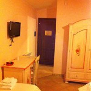 Telewizja i/lub zestaw kina domowego w obiekcie Spacious villa with private pool and stunning views