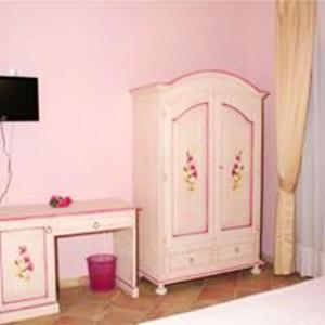 Telewizja i/lub zestaw kina domowego w obiekcie Spacious villa with private pool and stunning views
