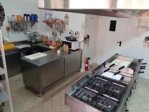 Kuchnia lub aneks kuchenny w obiekcie Spacious villa with private pool and stunning views