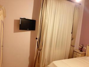Telewizja i/lub zestaw kina domowego w obiekcie Spacious villa with private pool and stunning views