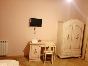 Telewizja i/lub zestaw kina domowego w obiekcie Spacious villa with private pool and stunning views