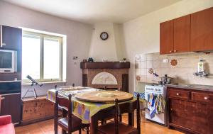 cocina con mesa y cocina con chimenea en 2 bedrooms house with city view and wifi at Laurino, en Laurino