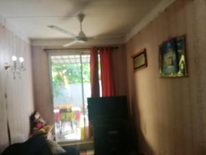 Televisi dan/atau pusat hiburan di 2 bedrooms appartement with enclosed garden and wifi at Goodlands