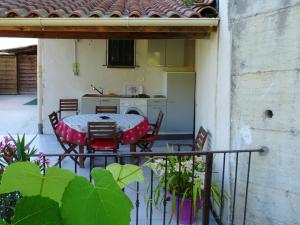 Gallery image of Appartement d'une chambre avec piscine partagee jardin amenage et wifi a Castagniers in Castagniers