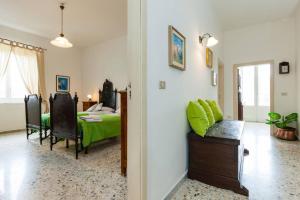 Χώρος καθιστικού στο Spacious apartment in Ceraso with mountain view