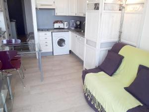 テウル・シュル・メールにあるAppartement confortable à Théoule-sur-Mer, 30 m², vue mer.のキッチン(ソファ、テーブル付) +16枚の写真