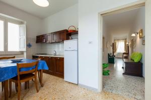 Η κουζίνα ή μικρή κουζίνα στο Spacious apartment in Ceraso with mountain view +47 φωτογραφίες