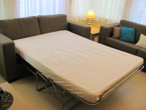 
A bed or beds in a room at Apartment with 2 bedrooms in De Panne with furnished garden and WiFi 200 m from the beach
