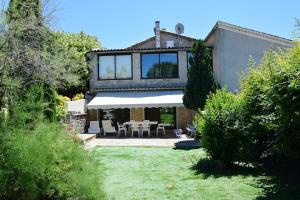 O grădină în afara Appartement spacieux à La Roche-sur-le-Buis avec piscine privée.