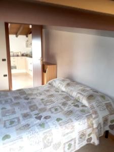 Ein Bett oder Betten in einem Zimmer der Unterkunft One bedroom appartement with city view and wifi at Loceri