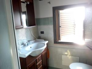 Ein Badezimmer in der Unterkunft One bedroom appartement with city view and wifi at Loceri