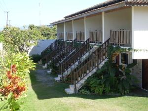 una fila di scale fuori da un edificio di Chalés Ancoradouro a Boracéia