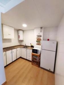 Η κουζίνα ή μικρή κουζίνα στο Charming apartment with mountain view in Francàs - 45m² +5 φωτογραφίες