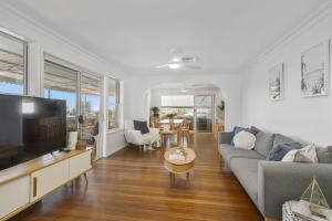 Una televisión o centro de entretenimiento en East Point Holiday Home