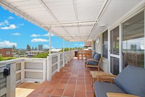 Un balcón o terraza en East Point Holiday Home