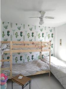 Schlafzimmer mit Etagenbett und Kaktustapete in der Unterkunft Spacious house in Roquetas de Mar, 140 m², shared pool in Roquetas de Mar